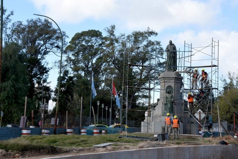 Restauran la estatua del Dean Funes.