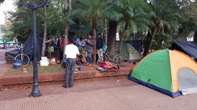 Acampes divididos unos en la Plaza 9 de Julio reclaman terrenos municipales. (MisionesOnline)