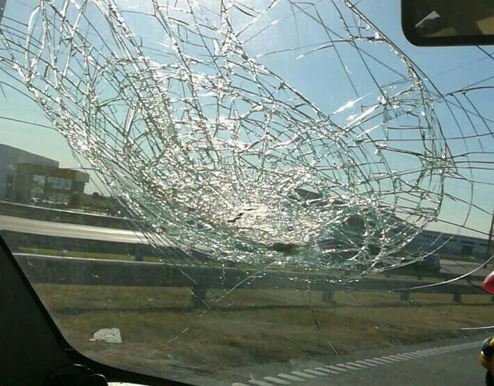 Tiempo atrás, una Peugeot Partnet sufrió un adoquinazo y su conductor se salvó de milagro. (Twitter)