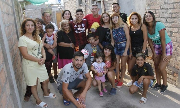 Sus padres Alejandro y Ariana, sus hermanos Brian, Florencia, Oriana, Dayana y Celina y su abuela materna Estela, son quienes apoyaron al delantero para que cumpla su sueño.