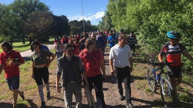 Vecinos reclaman que se quite el alambrado que impide el acceso al río Neuquén (Foto: Juliana Molina)