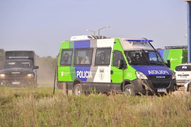 Los 10 rugbiers detenidos por el crimen de Fernando Báez Sosa llegan a la segunda rueda de reconocimiento en Villa Gesell. (Clarín)