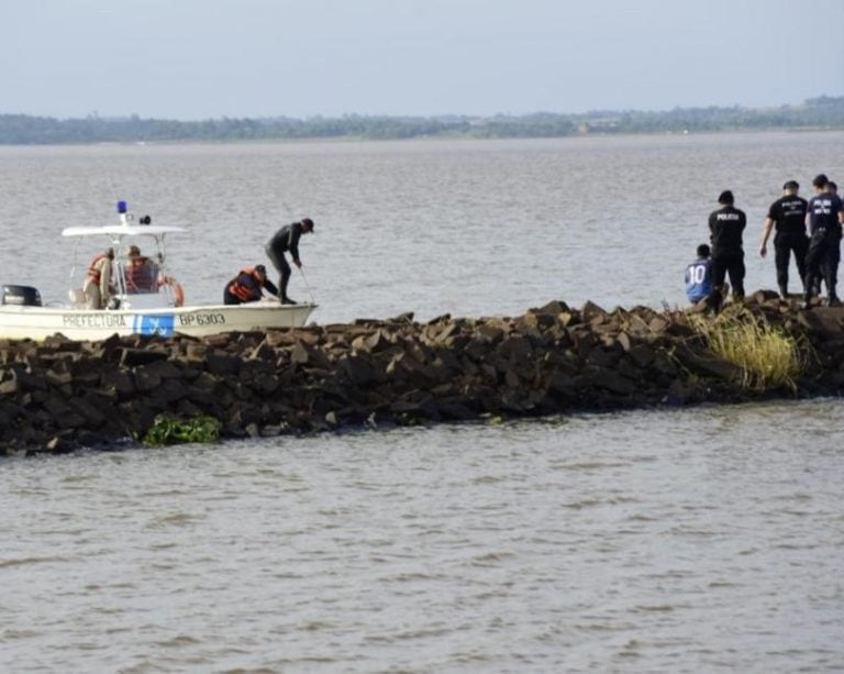 Prefectura Naval busca al joven que desapareció en la costa del Paraná en Posadas. (Foto: El Territorio).