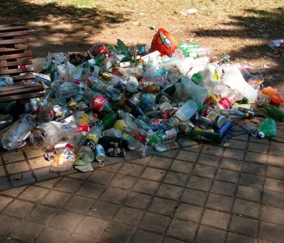 Vecinos molestos por una fiesta descontrolada en plena plaza de Echesortu