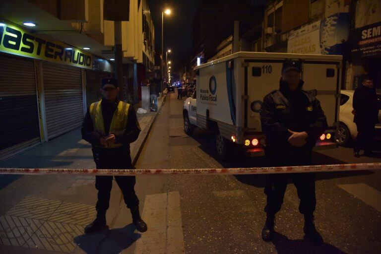 Un gran operativo en el sector. En la balacera, un policía habría quedado al medio.