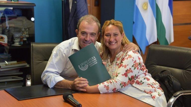 Fernanda Canut (der) junto a Pedro Pesatti (izq) (Foto: Diario Río Negro).