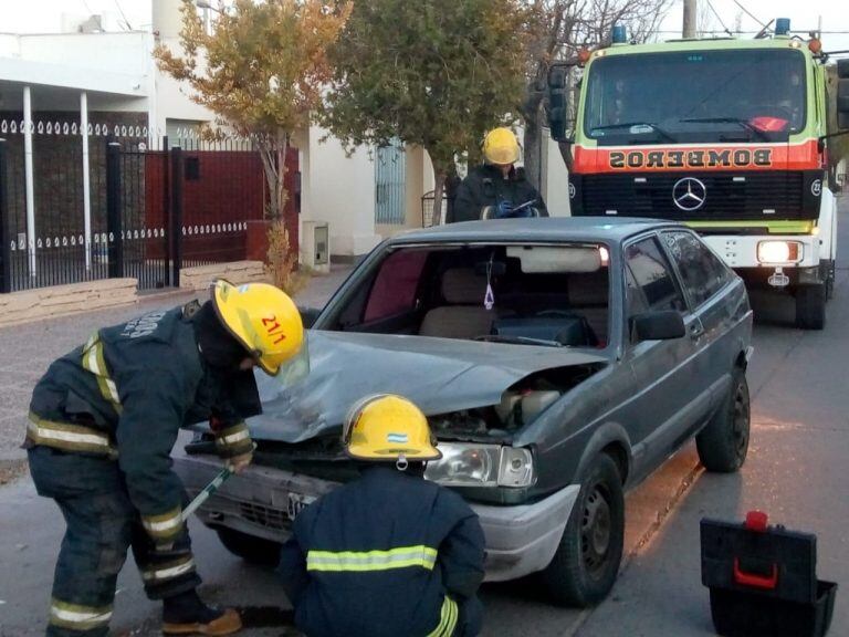 un automovil impactó desde atrás a un camión estacionado en Arroyito