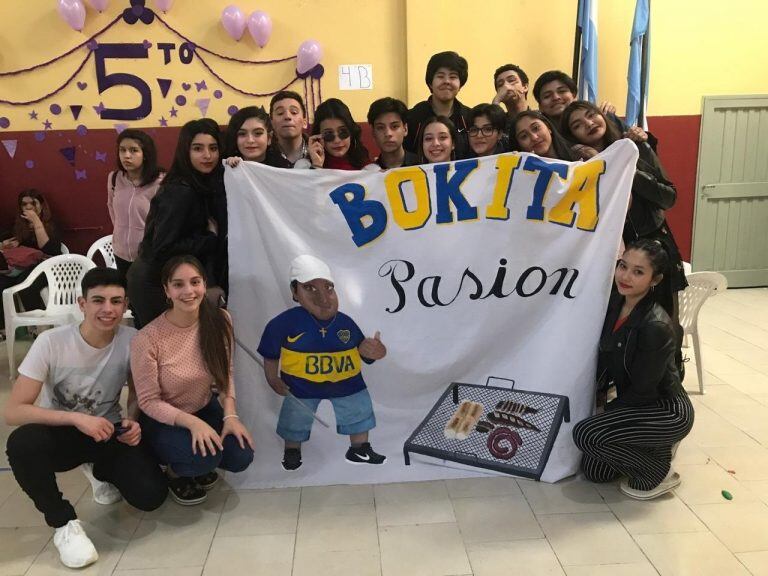 Los alumnos del colegio EMEI Río Grande de Tierra del Fuego le hicieron una bandera (Foto: Twitter/ @MaximlianoMart3)