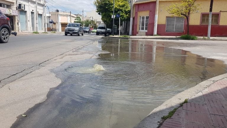 Los desbordes cloacales en Córdoba este viernes se multiplican en varias partes.