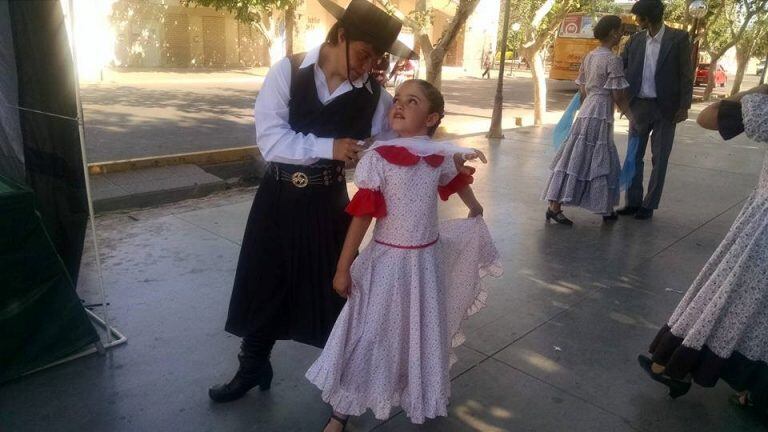 Facu, el chico que emociona con su malambo.