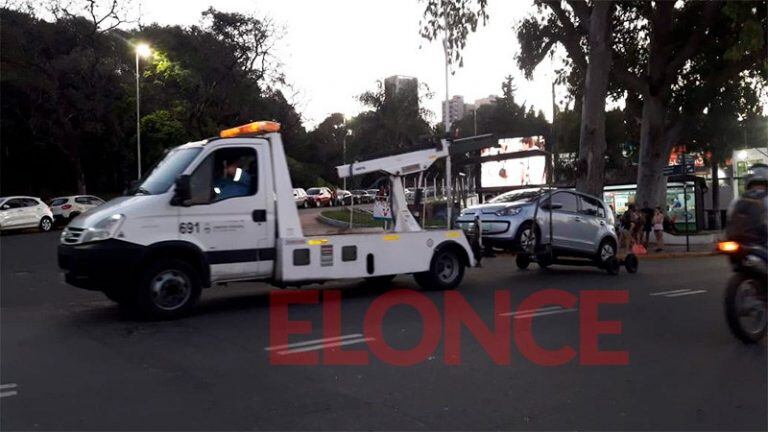 La grúa municipal retiró el auto mal estacionado