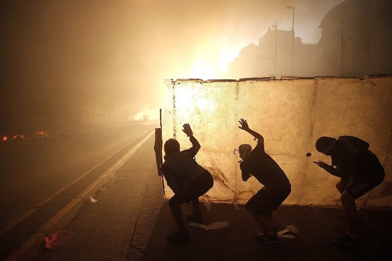 FOTODELDÍA - CH01. SANTIAGO (CHILE), 28/10/2019.- Miles de manifestantes protestan contra el Gobierno de Sebastián Piñera este lunes, por décimo día consecutivo en las calles de Santiago (Chile). Una marcha este lunes hacia el Palacio de La Moneda para expresar frente a la sede del Gobierno el descontento social de las protestas en Chile acabó con un gran incendio de un centro comercial en pleno centro de Santiago después de horas de disturbios y barricadas. EFE/ Alberto Valdes