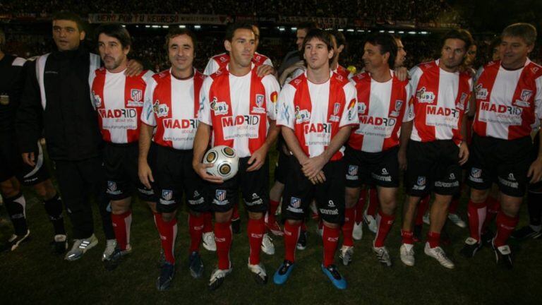 Maxi Rodríguez y Lionel Messi en un partido a beneficio en Rosario. (As)