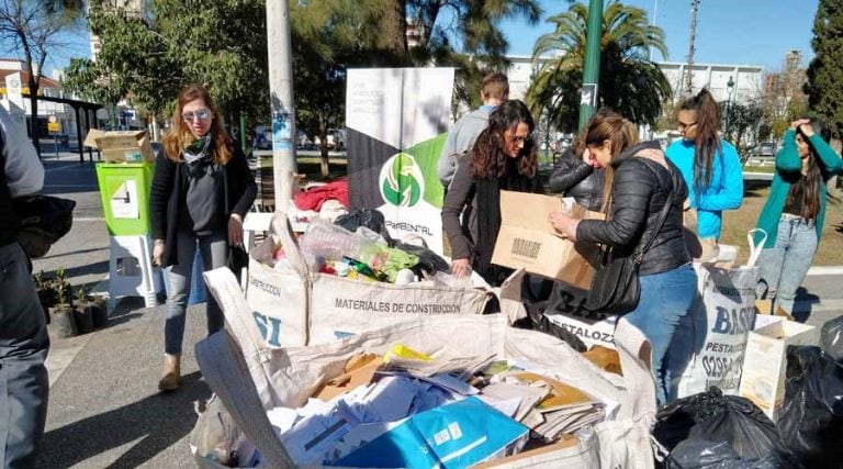 En la Plaza San Martín cambiaban plantines por materiales reciclables (Vía Santa Rosa)