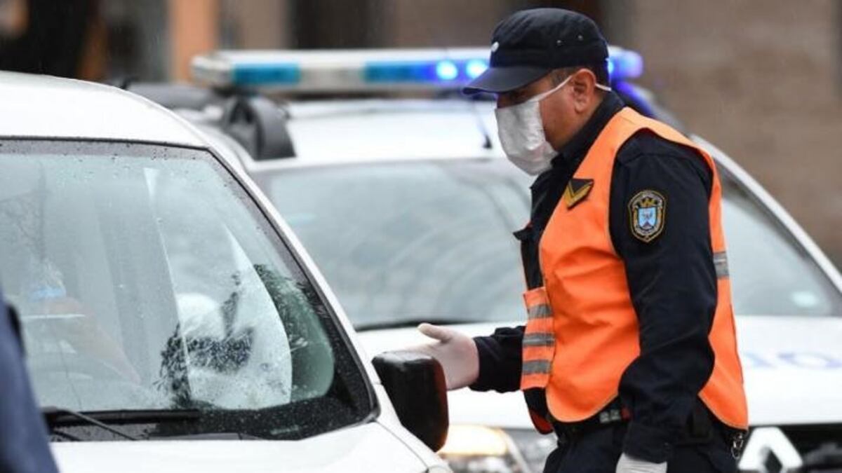 Santiago del Estero endurece los controles tras descubrir fiestas clandestinas y riñas de gallos