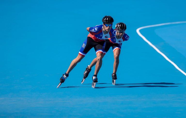 Patinadores chilenos en una práctica de patinaje el 4 de Octubre. (EFE)