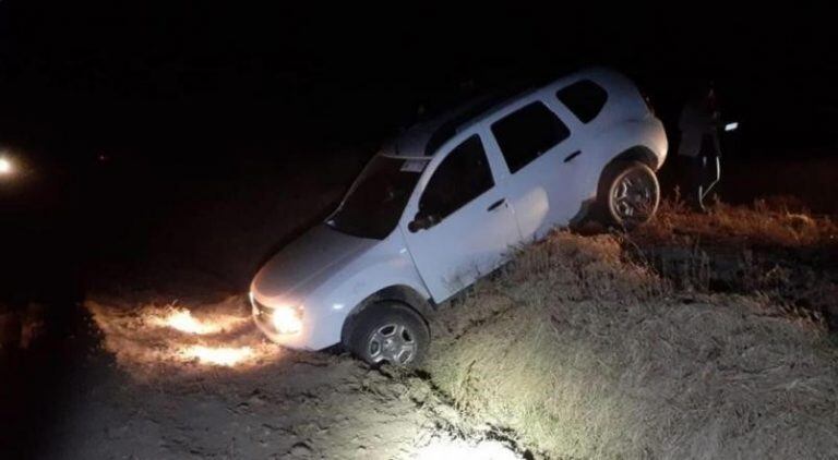 En el afán de huir, un auto quedó varado al costado de la ruta.