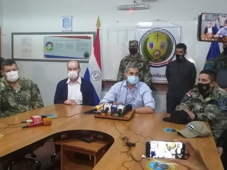 AME2236. ARROYITO (PARAGUAY), 02/09/2020.- Fotografía cedida por la Presidencia de Paraguay que muestra al mandatario Mario Abdo Benitez (c), junto a su ministro de Defensa, Bernardino Soto Estigarribia (c-i) y el fiscal del caso Federico Delfino (2-d), entre algunos mandos militares, durante una rueda de prensa desde Arroyito (Paraguay). Abdo Benítez confirmó que el campamento en el que este martes se produjo el enfrentamiento con el Ejército del Pueblo Paraguayo (EPP), en el que murieron dos guerrilleras, es el principal de ese grupo armado, y añadió que hay varios heridos entre los integrantes que se dieron a la fuga. EFE/ Presidencia Paraguay