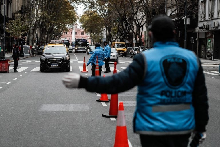 -FOTODELDIA- AME1913. BUENOS AIRES (ARGENTINA), 23/05/2020.- Policías realizan un control de tránsito para verificar permisos de circulación dentro de la cuarentena que rige en el país este sábado, en Buenos Aires (Argentina). Argentina registró este viernes 718 nuevos casos de coronavirus y el país superó los 10.000 contagios. EFE/ Juan Ignacio Roncoroni