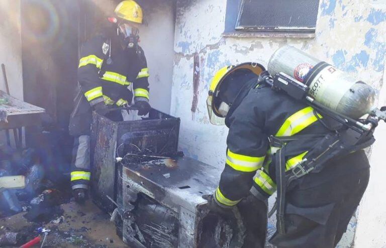 Bimberos trabajando en el sitio incendiado. (Foto: Bomberos de Icho Cruz).