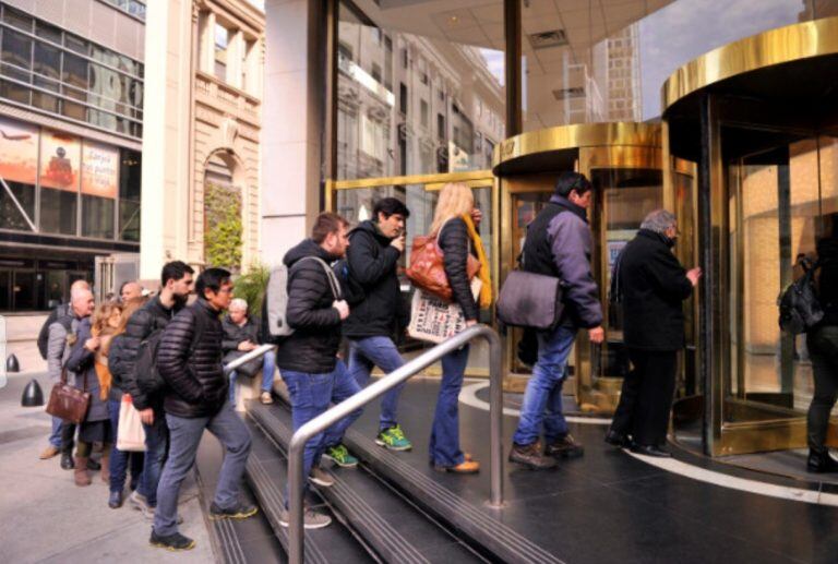 Largas filas en los bancos porteños durante el primer día en el que rigen las restricciones cambiarias impuestas por el Gobierno. (Maxi Failla)