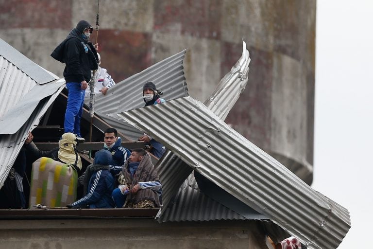 Internos de la cárcel de Villa Devoto se amotinan para pedir medidas que les permitan enfrentar el coronavirus. (Foto: EFE/ Juan Ignacio Roncoroni)