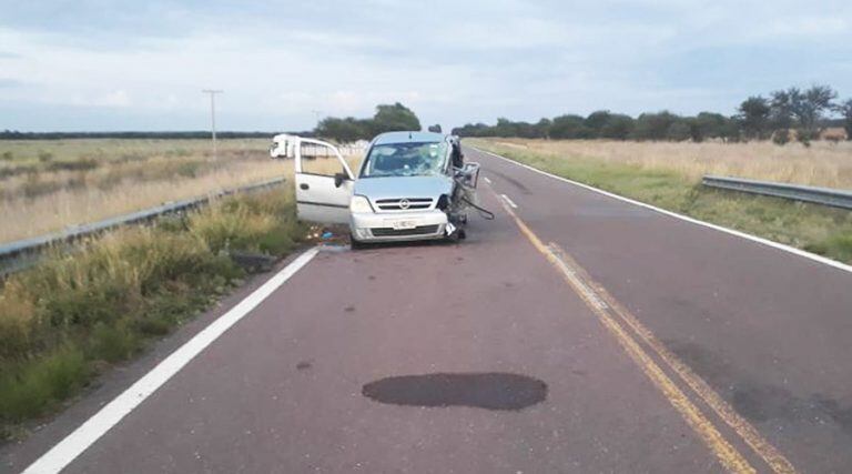 El Meriva quedó sobre la calzada con el lateral izquierdo destruido (Noticias del Sur Online)