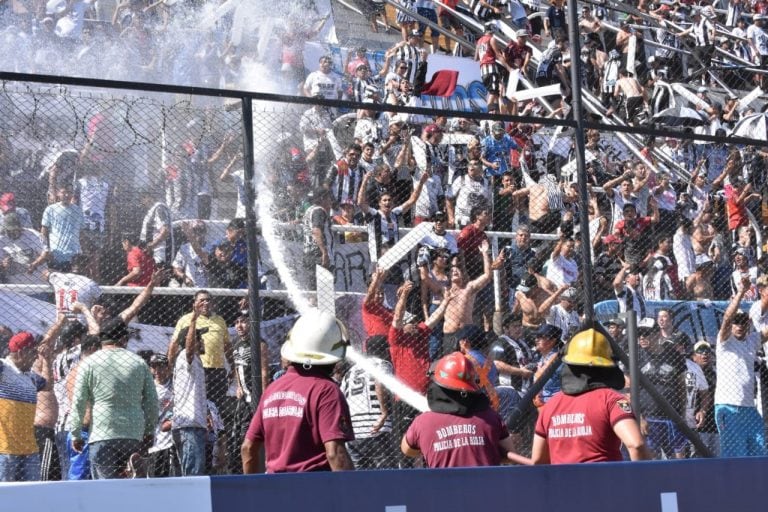 Hinchada de Central Córdoba.