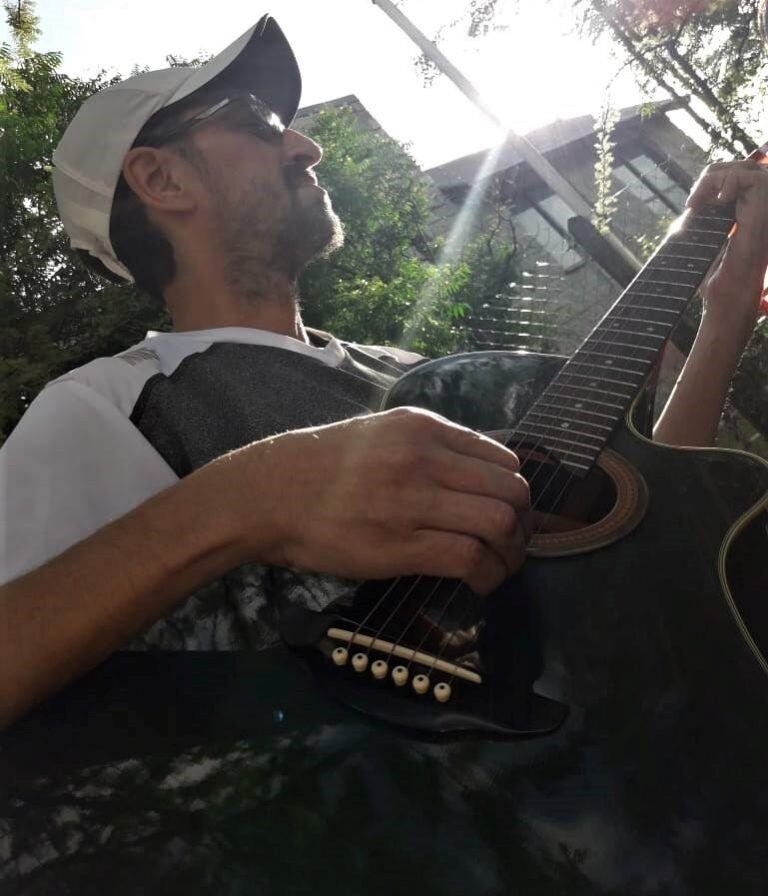 Pablo Fernandez recibió su guitarra verde