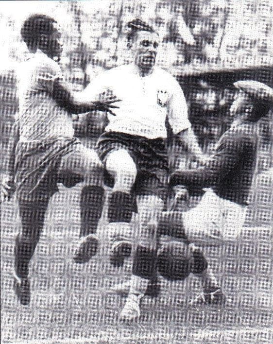 Los jugadores dejaron de usar boina, pero para los arqueros se volvió común, y también la gorra.