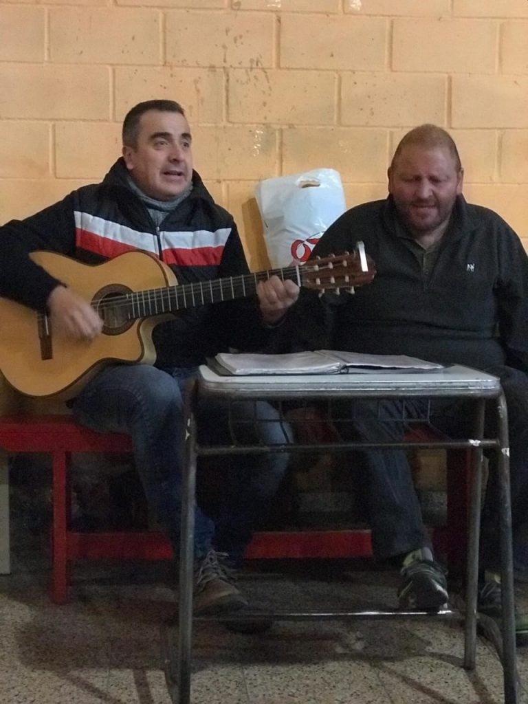 También participaron distintos cantantes para amenizar la fría tarde del sábado.