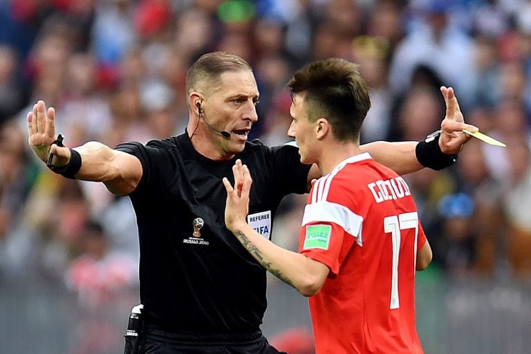 Pitana en el partido inaugural del Mundial. (Foto: AFP)