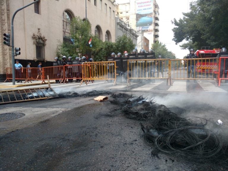 La protesta de Luz y Fuerza de este lunes con ataques a huevazos a Cadena 3 y rotura de vallas en la Lotería.