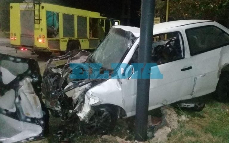 Un accidente de auto dejó a una víctima y cuatro heridos en La Plata. Fotos: El Día