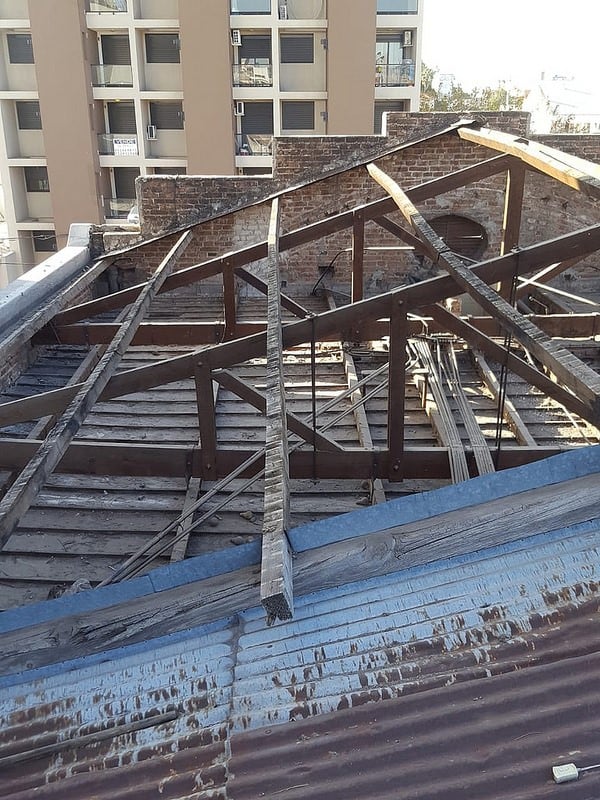 Obras en el techo del Teatro La Piojera