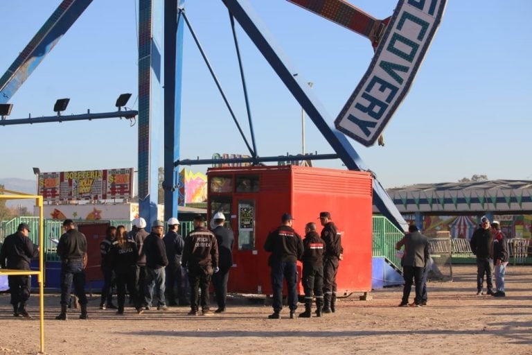 Bomberos y personal policial también participaron de la inspección ocular.