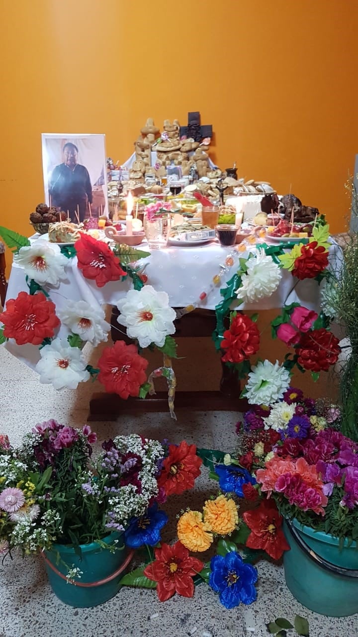 Tradicional mesa de ofrendas para los fieles difuntos