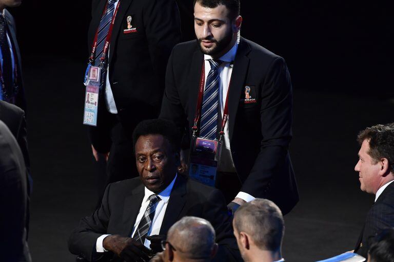 Pelé es trasladado en silla de ruedas