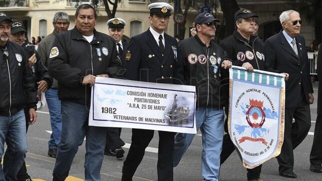 El paso de los veteranos por el desfile militar del 9 de Julio