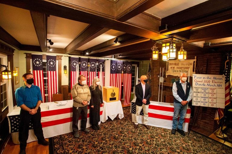 Los cincos residentes del pueblo, Tanner, Debra y Tom Tillotson con Joe Casey y Les Otten,. Dixville Notch, New Hampshire (Joseph Prezioso / AFP)