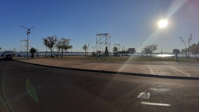 Desde temprano comenzó el armado del palco en la Plazoleta del Papa San Juan Pablo II en la Costanera de Posadas. (Misiones Online)