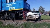 El conductor no notó la cercanía de la formación ferroviaria e intentó cruzar la vía.