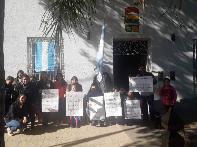 Se encadenó frente al municipio pidiendo transporte escolar