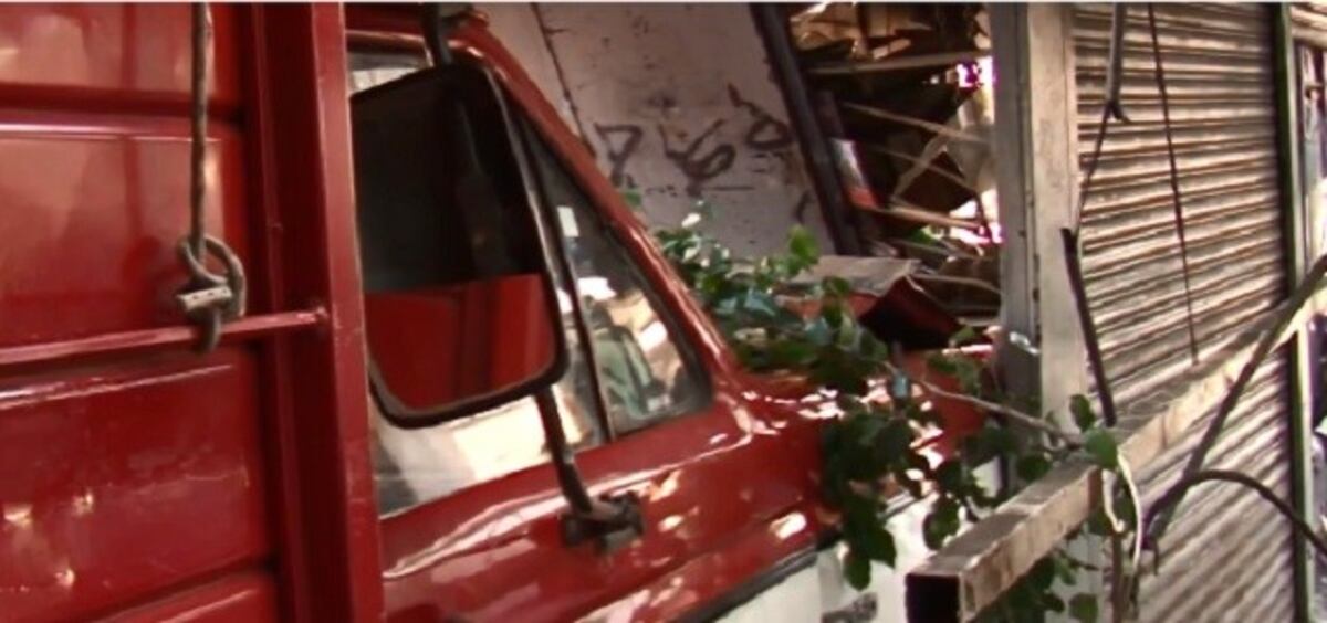 Fletero embistió un kiosco de diarios en Arroyito y los dueños se salvaron de milagro