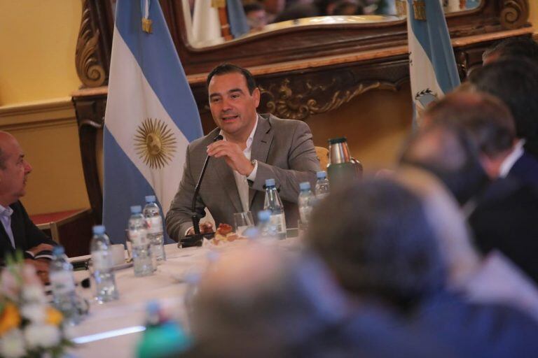 Gustavo Valdés en reunión de gabinete