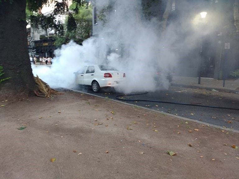 El auto se incendió en Oroño y Guemes.