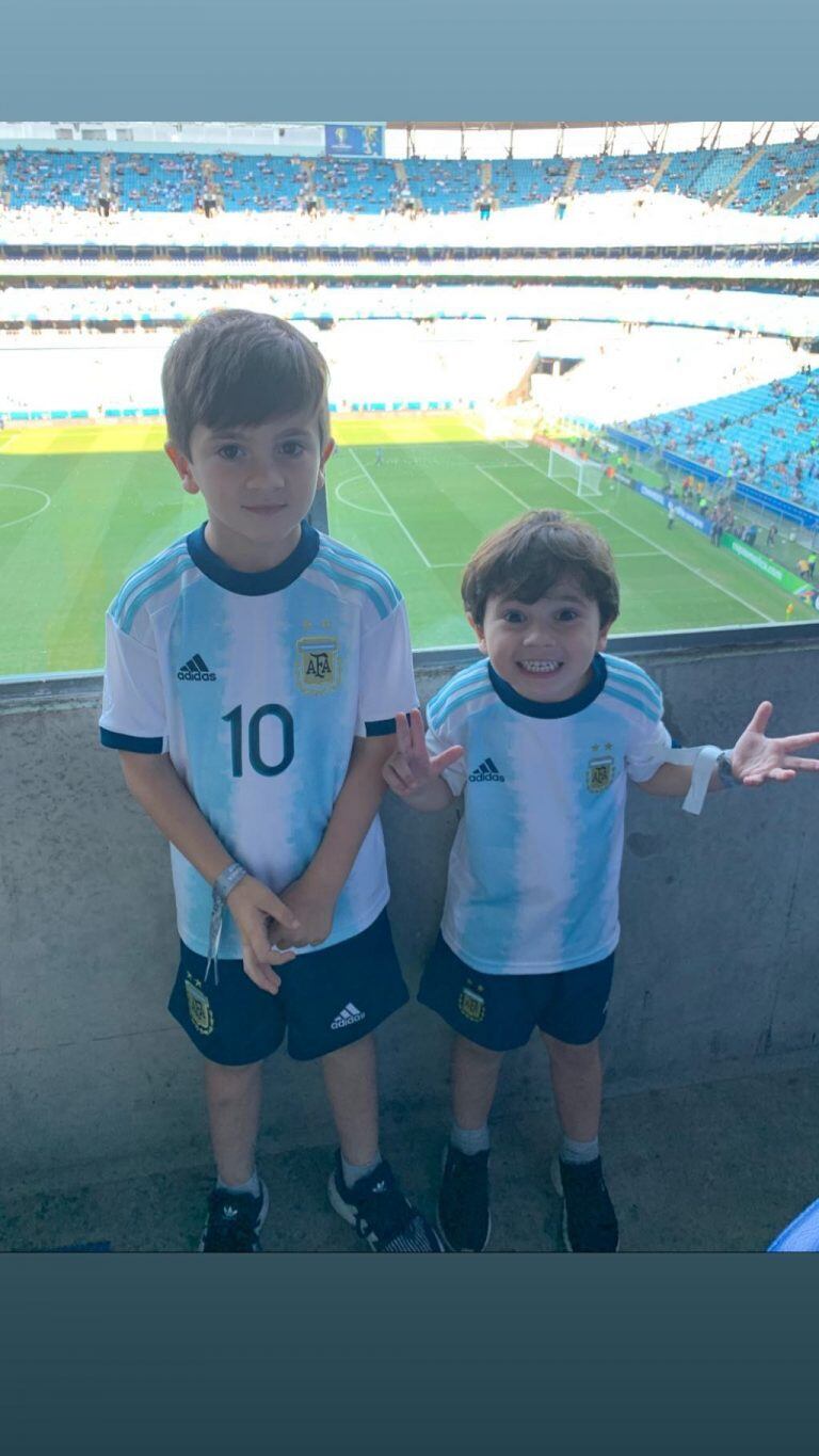 Los niños posaron en uno de los palcos del Arena do Gremio. (@antonelaroccuzzo)