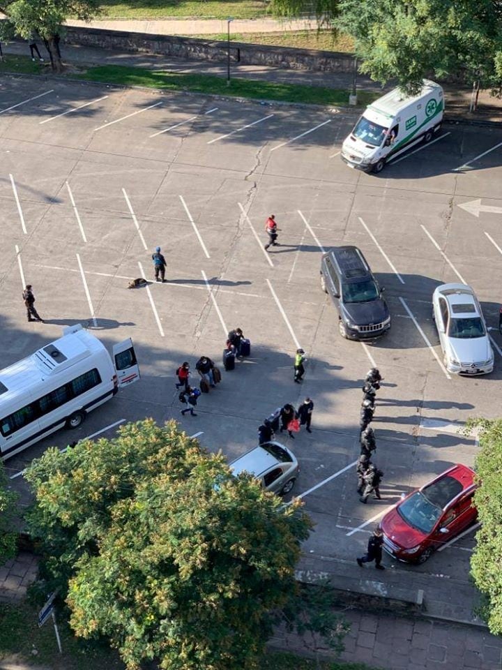 Después de quedar alojadas en el hotel por las próximas dos semanas, profesionales del Ministerio de Salud tendrán a su cargo los controles sanitarios de las personas que llegaron desde el exterior, incluyendo a la funcionaria judicial.