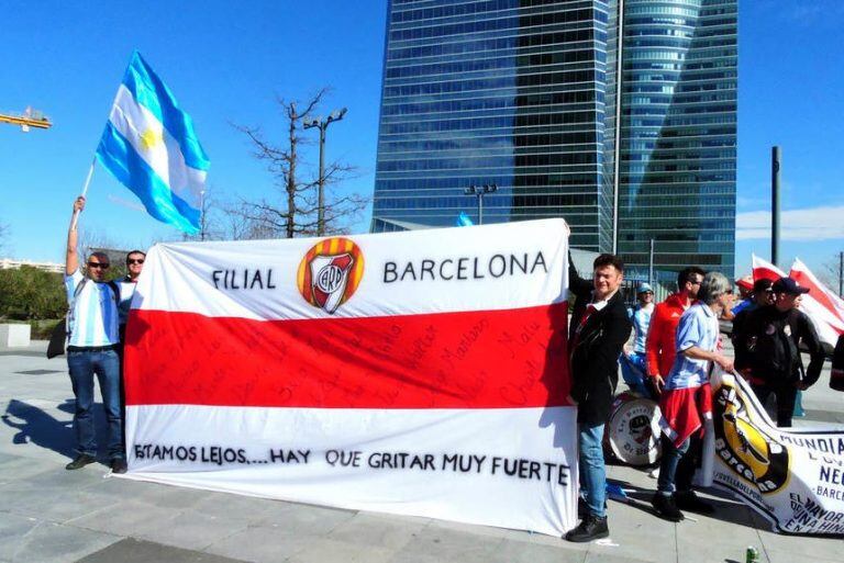 Hinchas de River y Boca se unieron en Madrid para alentar a la Selección Argentina.