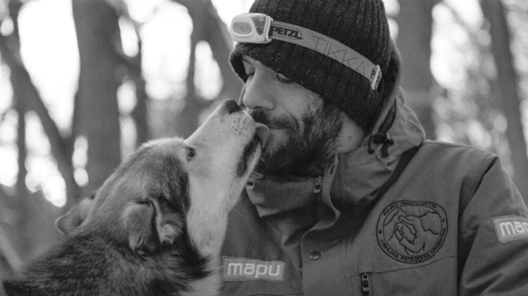 Miguel con uno de los perros de su equipo.